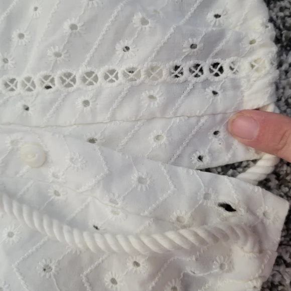 KIRIOUS boutique NWT Eyelet Top Blouse White Medium Crop - Picture 5 of 13